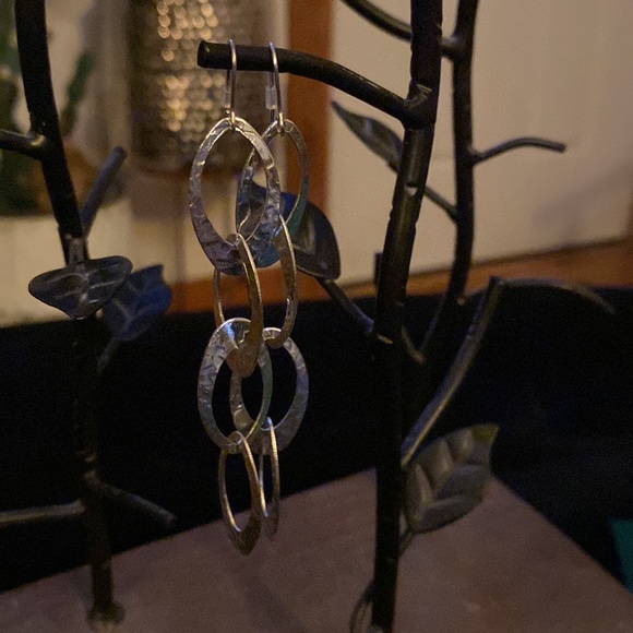 Long lightweight metallic dangle earrings - Picture 2 of 4